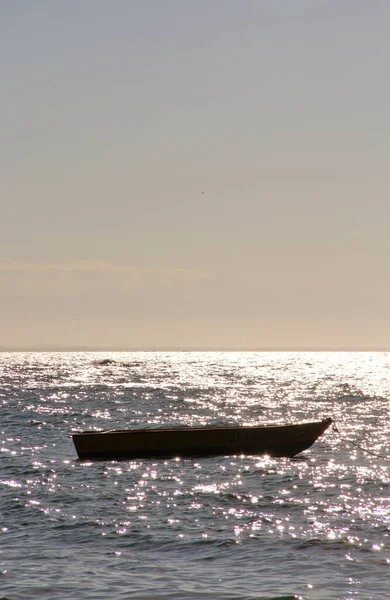 Deniz manzaralı bir tekne.