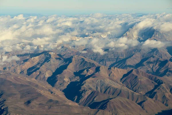 Bulutlardaki dağların güzel hava manzarası 