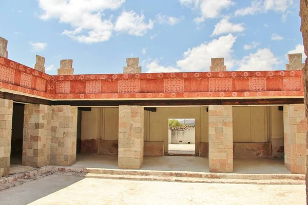 Meksika 'da antik bir şehir olan Teotihuacan, piramitlerin ve harabelerin manzarası