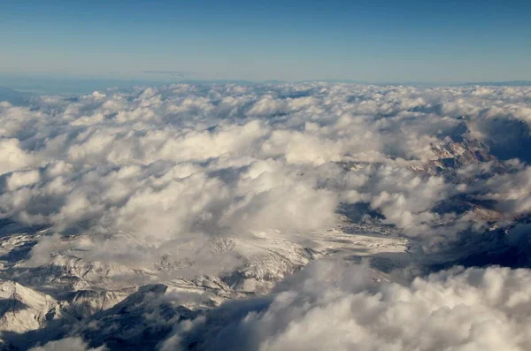 Bulutlardaki dağların güzel hava manzarası 