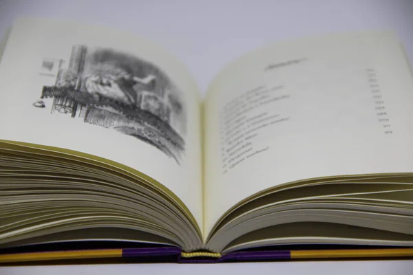 白い背景に開かれた本のクローズアップビュー — ストック写真