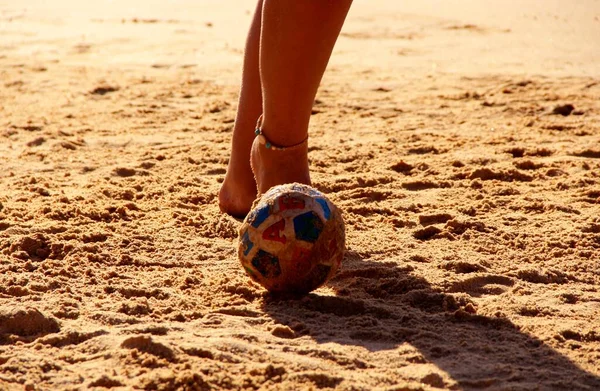 Kumsalda futbol oynayan insanların bacaklarına bakın. 