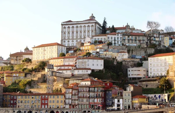 Mimari manzara, binalar ve caddeler liman kenti, Porto, Portekiz
