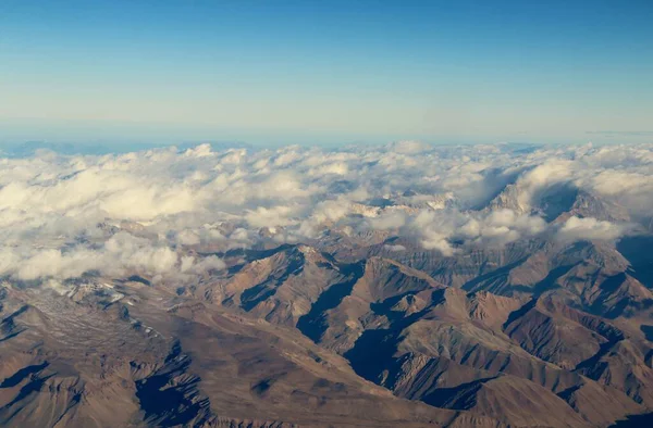 Bulutlardaki dağların güzel hava manzarası 