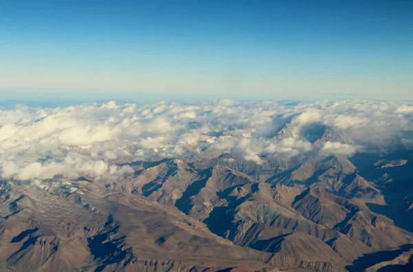 Bulutlardaki dağların güzel hava manzarası 