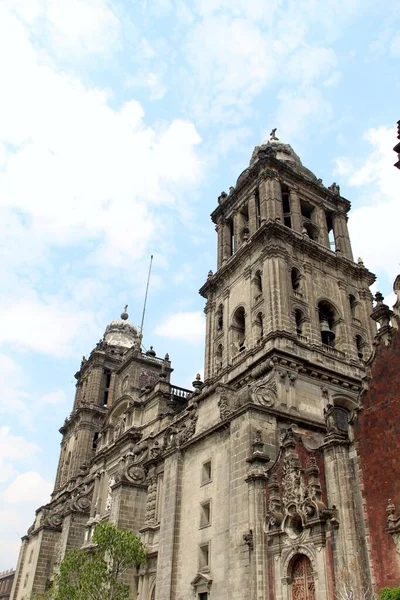 Mexico City 'de sömürge tarzı bir katedral.