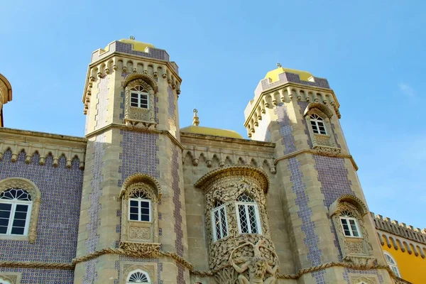 Sintra 'daki cephe manzaralı saray, kule ve sıva, Portekiz. Ünlü simge.