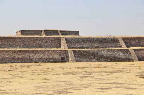 Teotihuacan manzarası, Meksika 'da antik bir şehir.