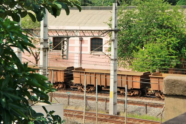 Tren istasyonundaki raylar.