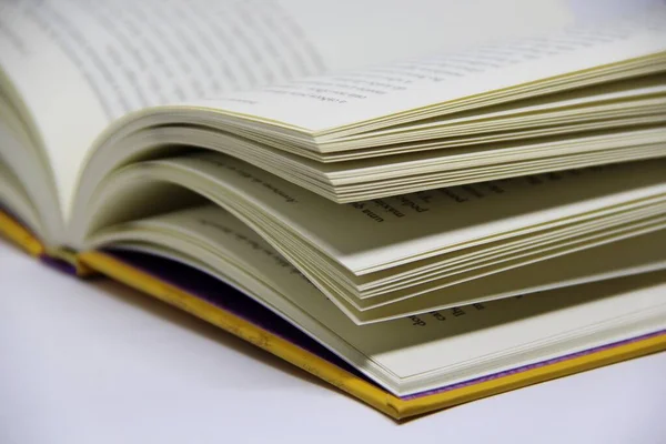 Açılmış kitabın masadaki yakın görüntüsü