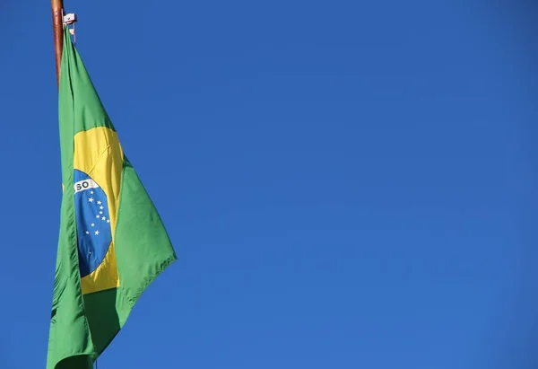 Bandiera Brasiliana Sull Albero Sullo Sfondo Del Cielo — Foto Stock
