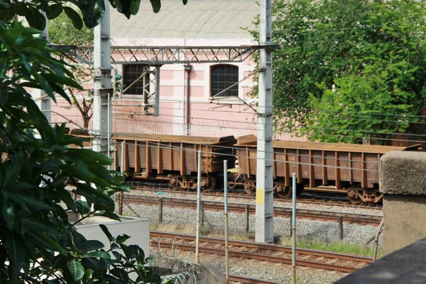 Tren istasyonundaki raylar.