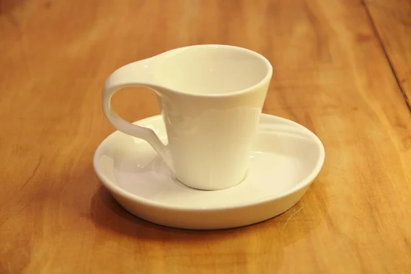 Uitzicht Een Lege Koffiekop Een Schotel Houten Achtergrond — Stockfoto