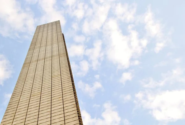 Mavi gökyüzü arka planındaki cep telefonu şebekesi için baz istasyonu ve radyo anteniName