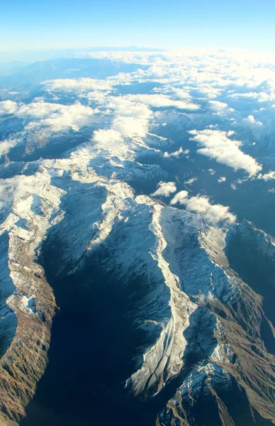 Bulutlardaki dağların güzel hava manzarası 