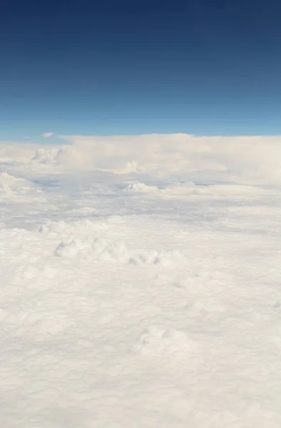 Mavi Gökyüzünde Beyaz Bulutlar — Stok fotoğraf