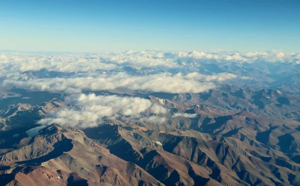 Bulutlardaki dağların güzel hava manzarası 