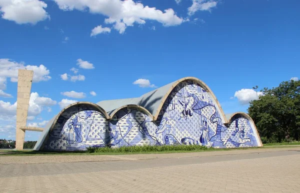 BH, BRAZIL - 24 Aralık 2016 'da Brezilya' nın Belo Horizonte kentinde, Assisi 'li Aziz Francis Kilisesi' nin dış görünüşü. Oscar Niemeyer tarafından tasarlandı. Pampulha Kilisesi olarak bilinir..