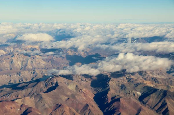 Bulutlardaki dağların güzel hava manzarası 