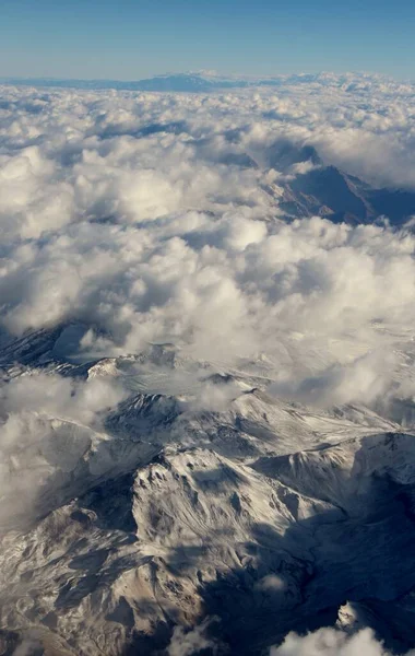 Bulutlardaki dağların güzel hava manzarası 