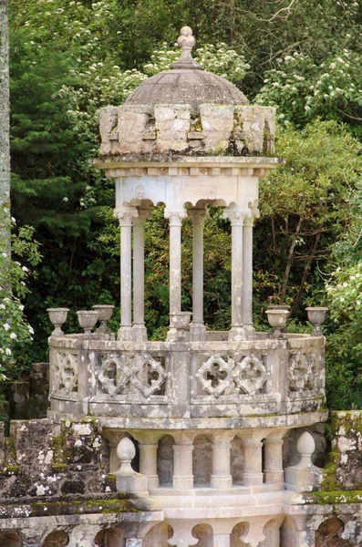 Mimari manzara, binaların cepheleri, ve saray kompleksinin bahçesi Quinta da Regaleira, Sintra, Portekiz