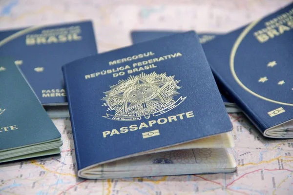 Haritadaki Birkaç Pasaportun Yakın Görüntüsü — Stok fotoğraf