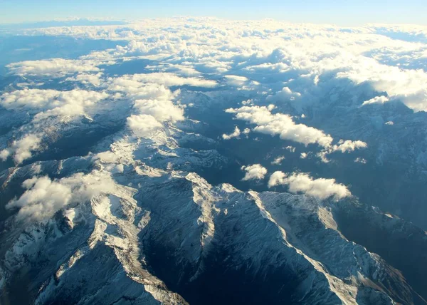 Bulutlardaki dağların güzel hava manzarası 