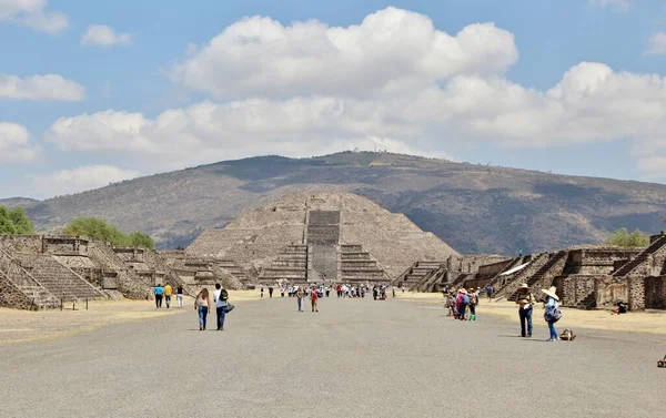 Meksika 'da antik bir şehir olan Teotihuacan, piramitlerin ve harabelerin manzarası