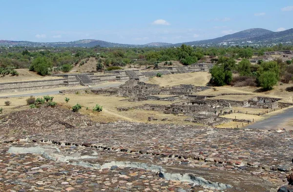 Meksika 'da antik bir şehir olan Teotihuacan, piramitlerin ve harabelerin manzarası