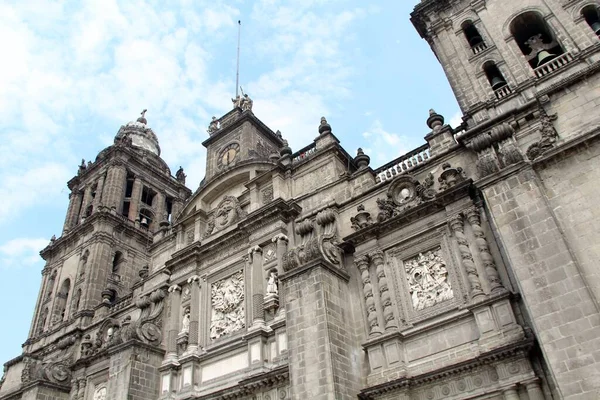 Mexico City 'de sömürge tarzı bir katedral.