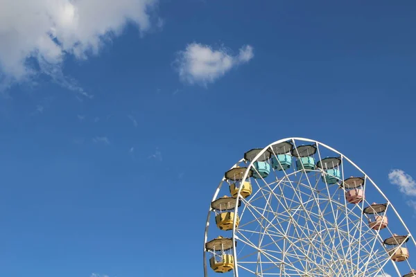 Ferris Wiel Tegen Blauwe Lucht Achtergrond — Stockfoto