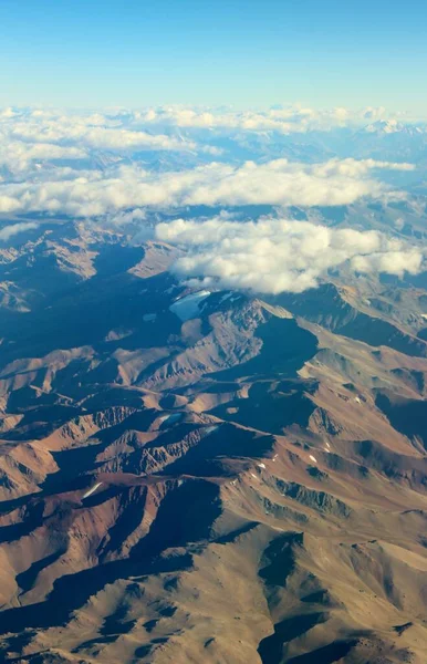Bulutlardaki dağların güzel hava manzarası 
