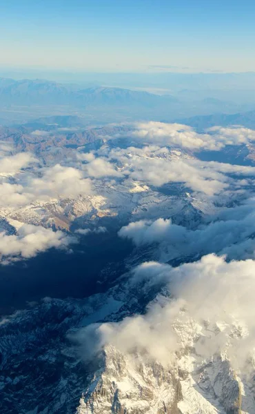 Bulutlardaki dağların güzel hava manzarası 