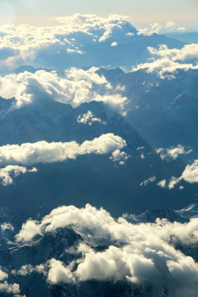 Hermosa Vista Aérea Las Montañas Las Nubes —  Fotos de Stock