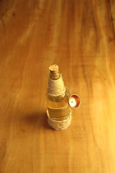 Ansicht Einer Verkorkten Flasche Mit Flüssigkeit Auf Holzgrund — Stockfoto
