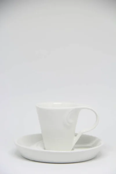 白い背景のカップとソーサーの眺め — ストック写真