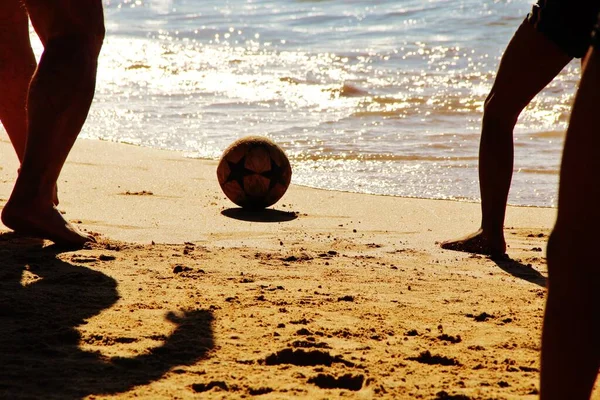 Zicht Mensen Benen Voetballen Het Zandstrand — Stockfoto