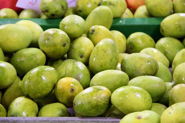 Meyve ve sebze kutularının yakın görüntüsü