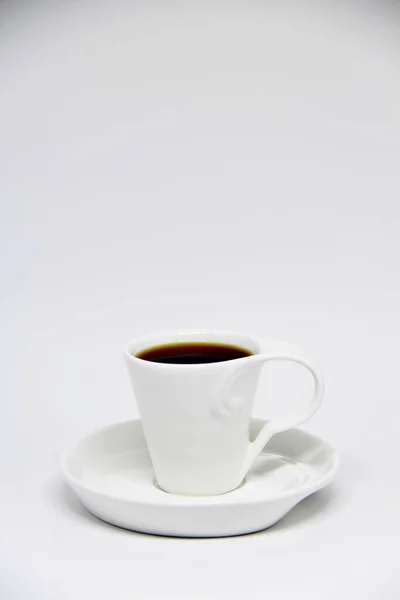 Vue Une Tasse Café Pleine Sur Une Soucoupe Fond Blanc — Photo