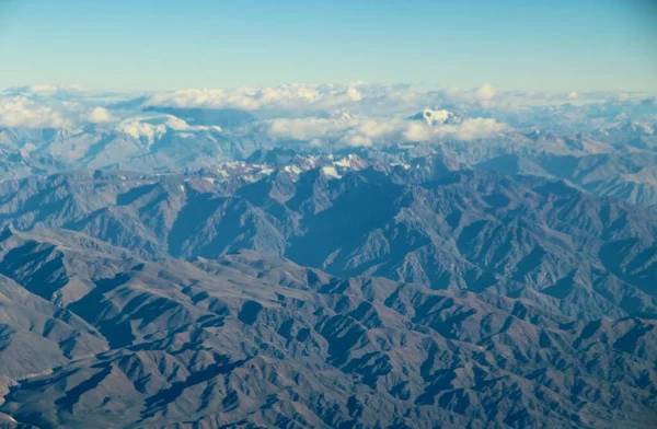 Bulutlardaki dağların güzel hava manzarası 