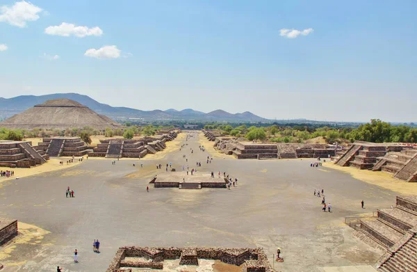 Meksika 'da antik bir şehir olan Teotihuacan, piramitlerin ve harabelerin manzarası
