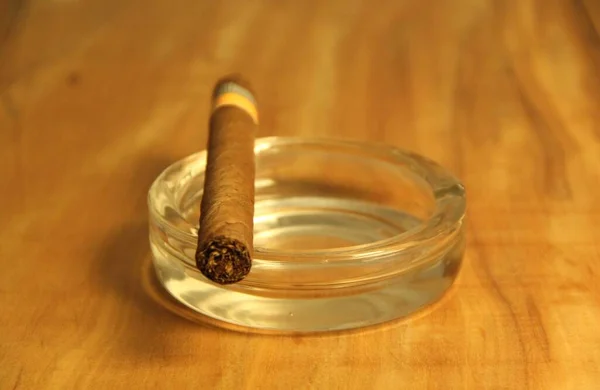 Vue Rapprochée Cigare Fumant Avec Cendrier Verre Sur Fond Bois — Photo