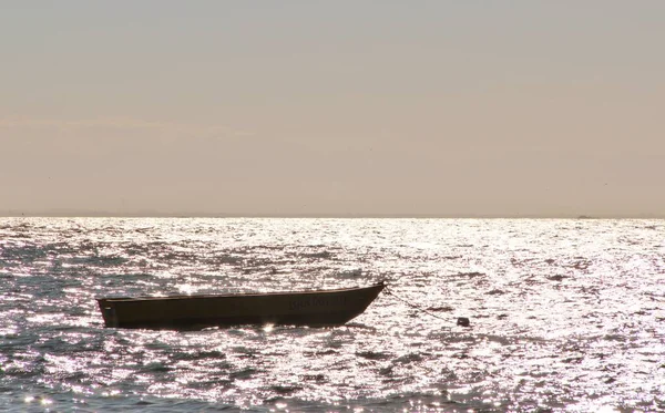 Deniz manzaralı bir tekne.