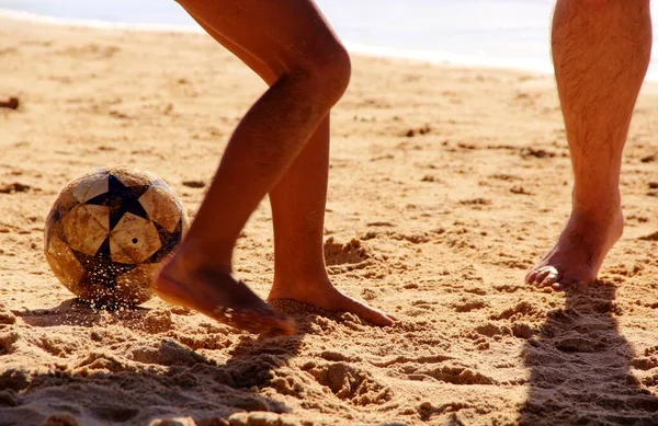 Kumsalda Futbol Oynayan Insanların Bacaklarına Bakın — Stok fotoğraf