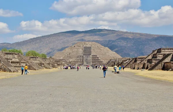 Meksika 'da antik bir şehir olan Teotihuacan, piramitlerin ve harabelerin manzarası