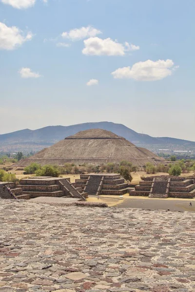Meksika 'da antik bir şehir olan Teotihuacan, piramitlerin ve harabelerin manzarası