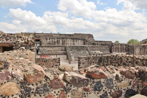 Meksika 'da antik bir şehir olan Teotihuacan, piramitlerin ve harabelerin manzarası
