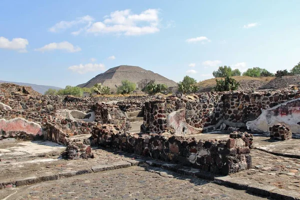 Teotihuacan manzarası, Meksika 'da antik bir şehir.