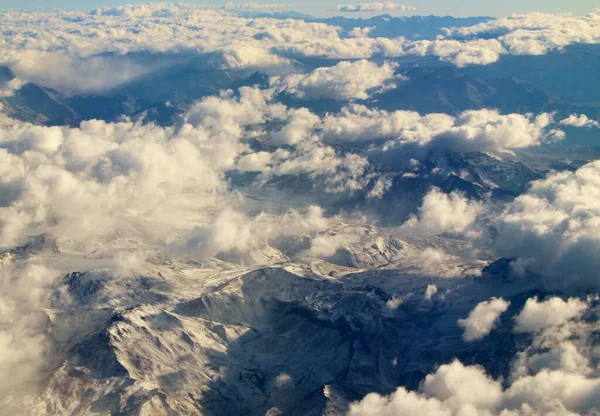 Bulutlardaki dağların güzel hava manzarası 