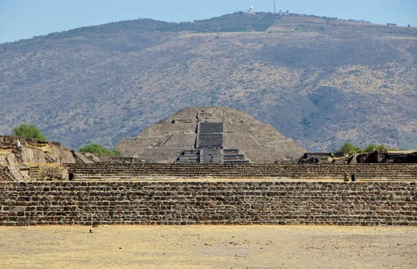 Teotihuacan manzarası, Meksika 'da antik bir şehir.